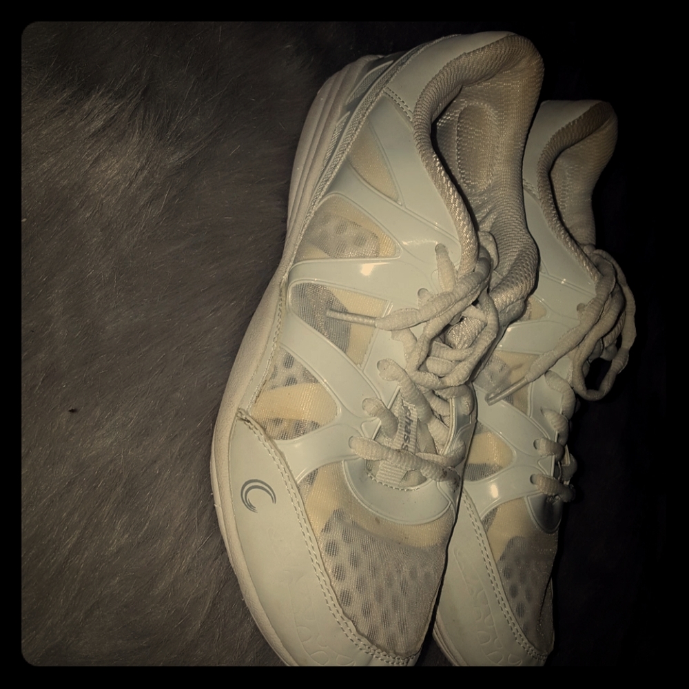 Cheer shoes